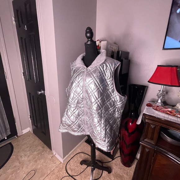 Time and Tru silver puffer vest size 2X reversible. *****CROSS POSTED***** - Picture 2 of 3